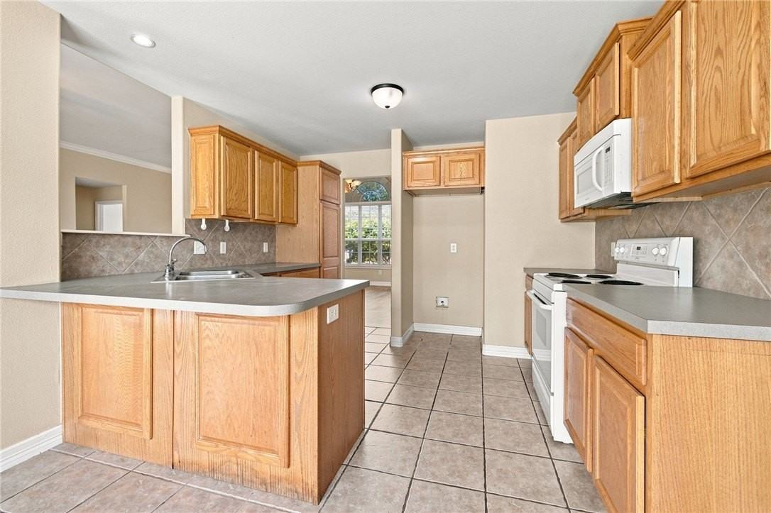 702 Sw Maidstone Ave - Photo 7 of 20