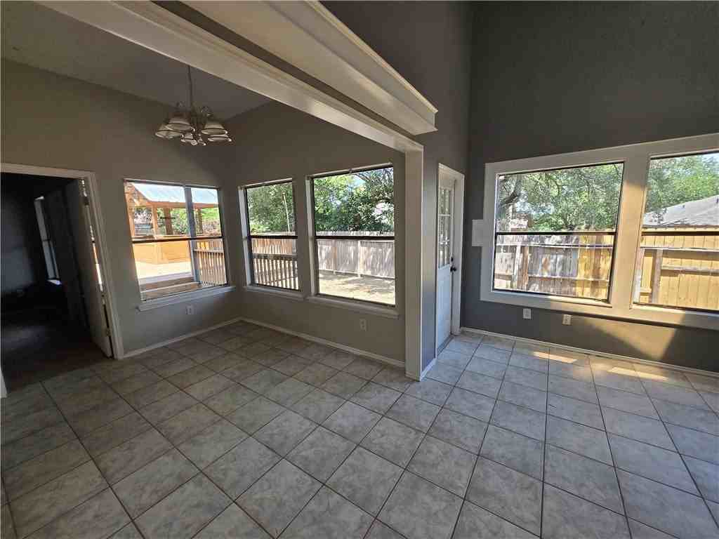 14630 Spaulding Dr - Photo 5 of 23