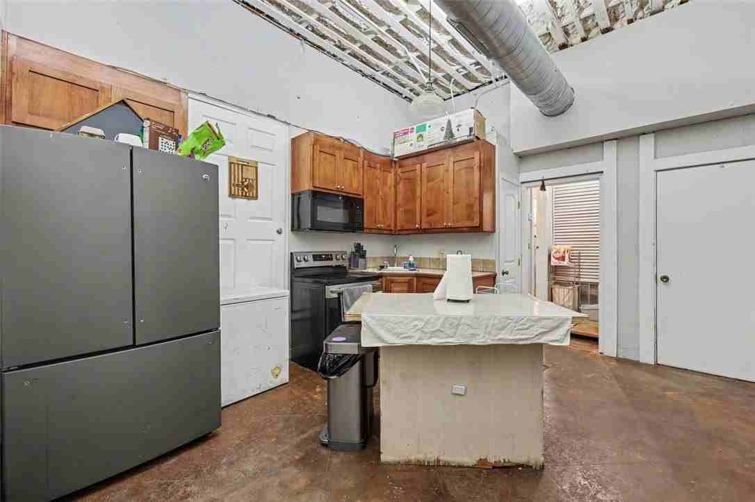 331 S Commercial St - Photo 4 of 9