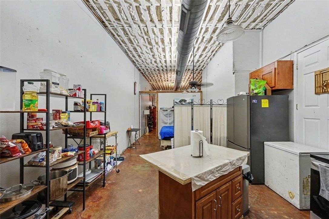 331 S Commercial St - Photo 5 of 9