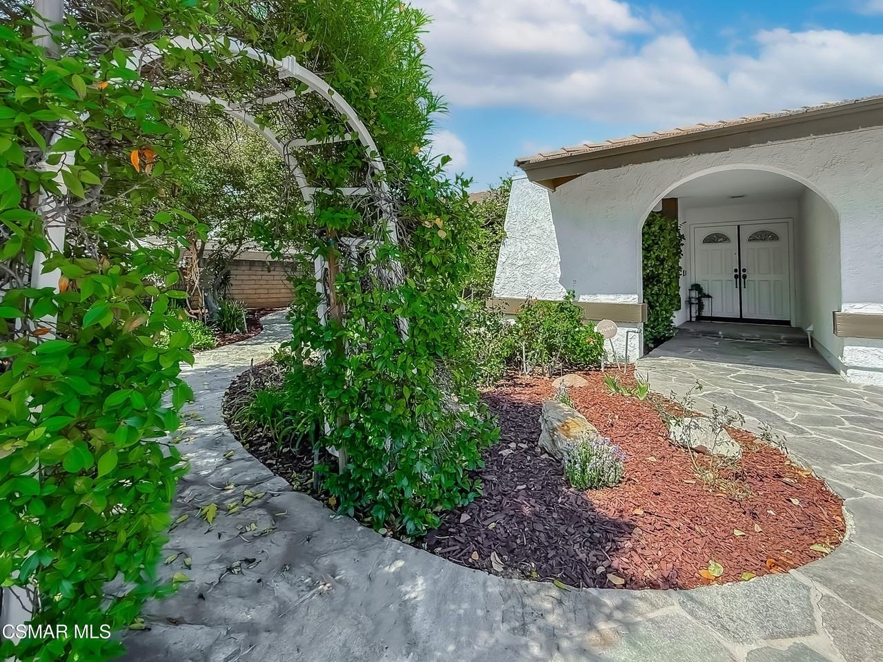 360 Greenmeadow Ave - Photo 5 of 50