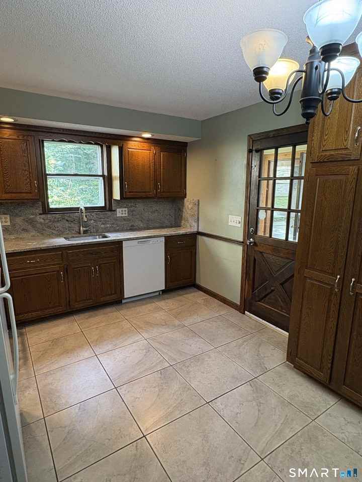 40 Wooding St - Photo 4 of 20