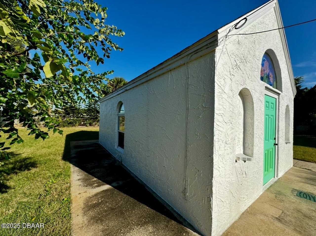 1104 Jacaranda Ave - Photo 3 of 17