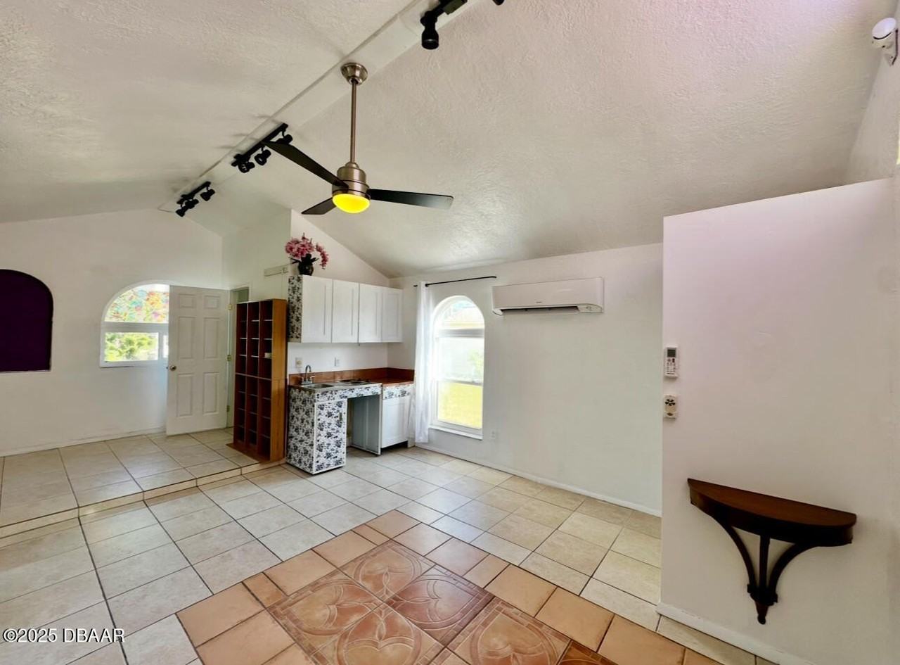 1104 Jacaranda Ave - Photo 6 of 17