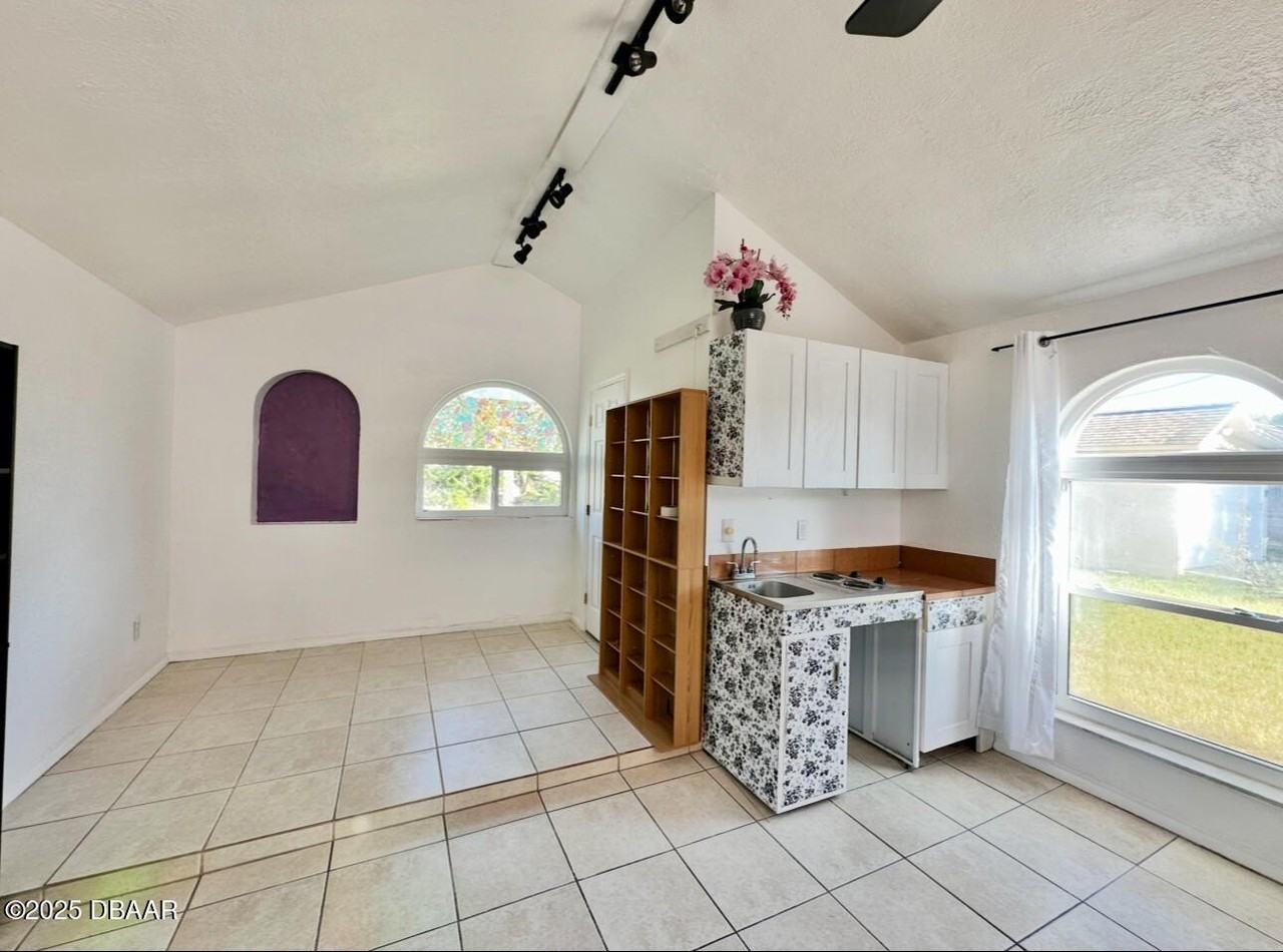 1104 Jacaranda Ave - Photo 7 of 17