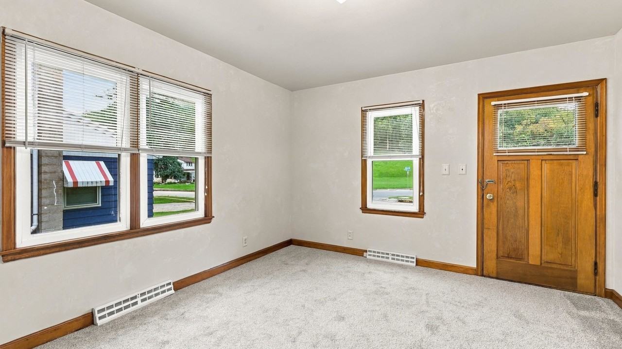 1091 Kaufmann Ave - Photo 4 of 32