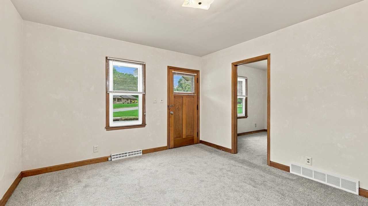 1091 Kaufmann Ave - Photo 5 of 32