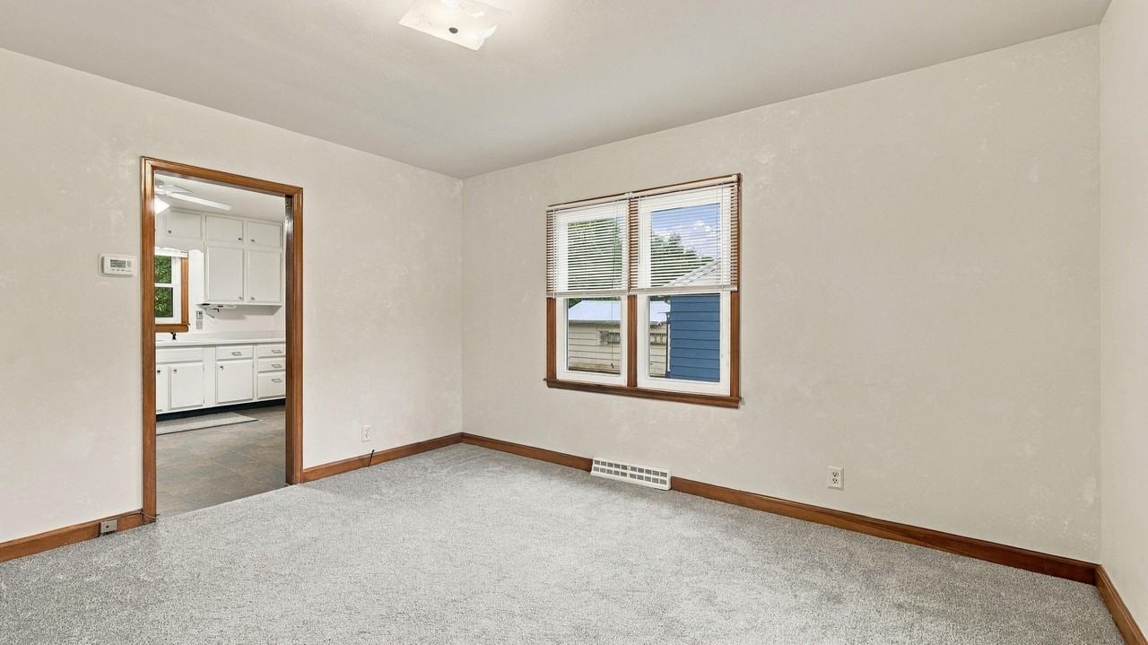 1091 Kaufmann Ave - Photo 7 of 32