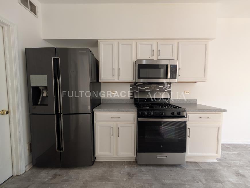 2551 Oak Tree Ln - Photo 2 of 10