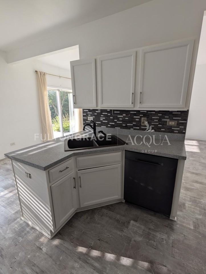 2551 Oak Tree Ln - Photo 3 of 10