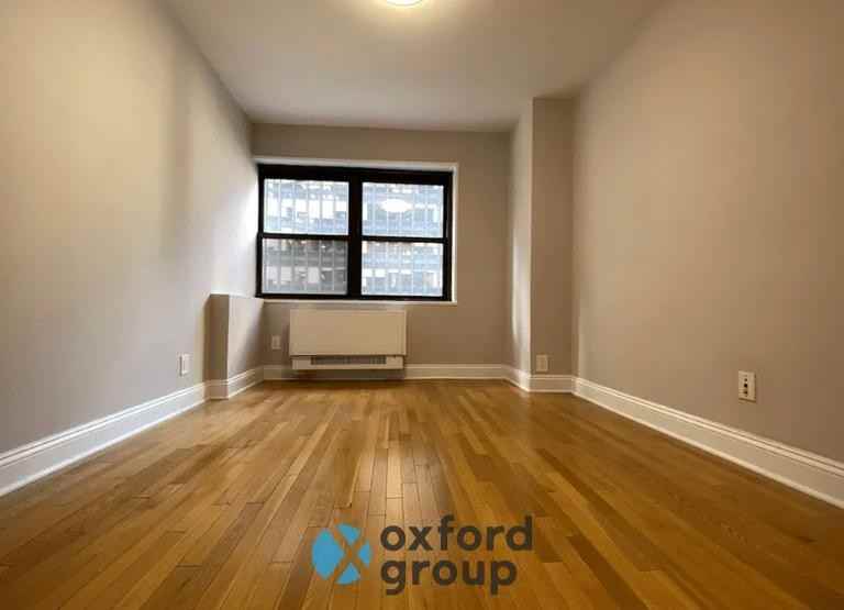 305 E 47th St - Photo 3 of 5