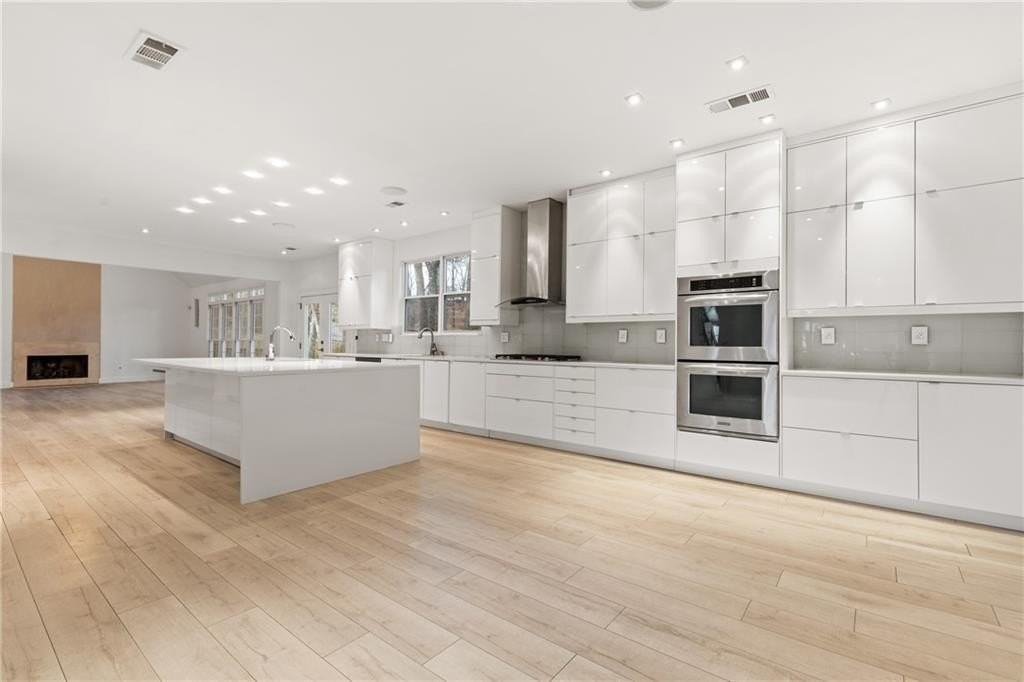 400 Eastcote Dr - Photo 4 of 36