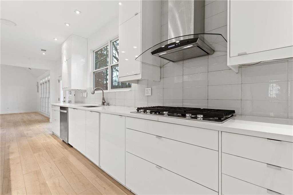 400 Eastcote Dr - Photo 5 of 36
