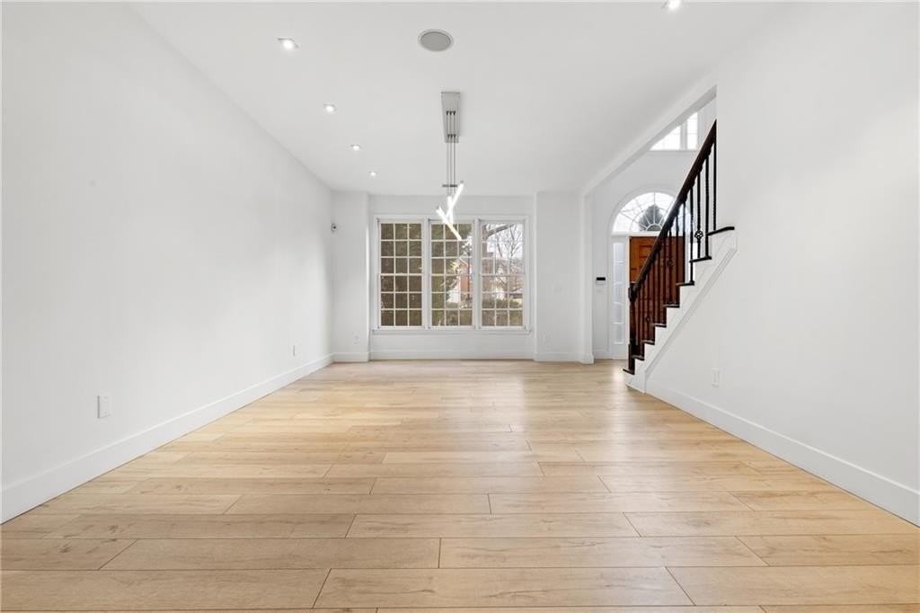 400 Eastcote Dr - Photo 7 of 36