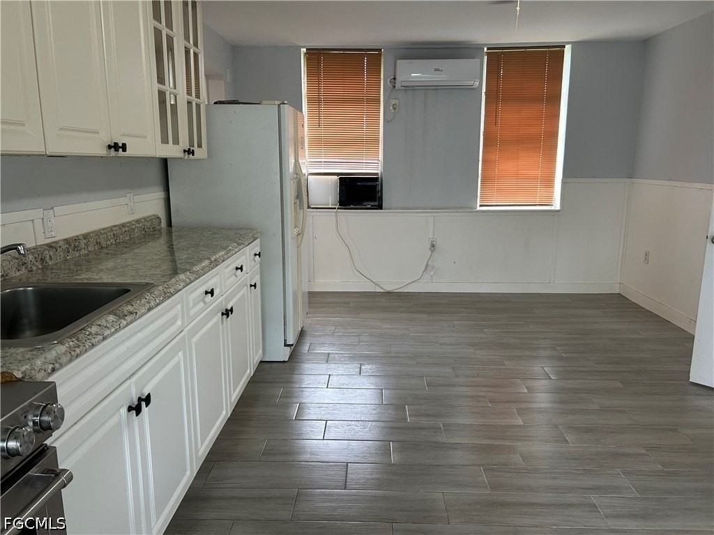 4465 Birmingham St - Photo 5 of 11