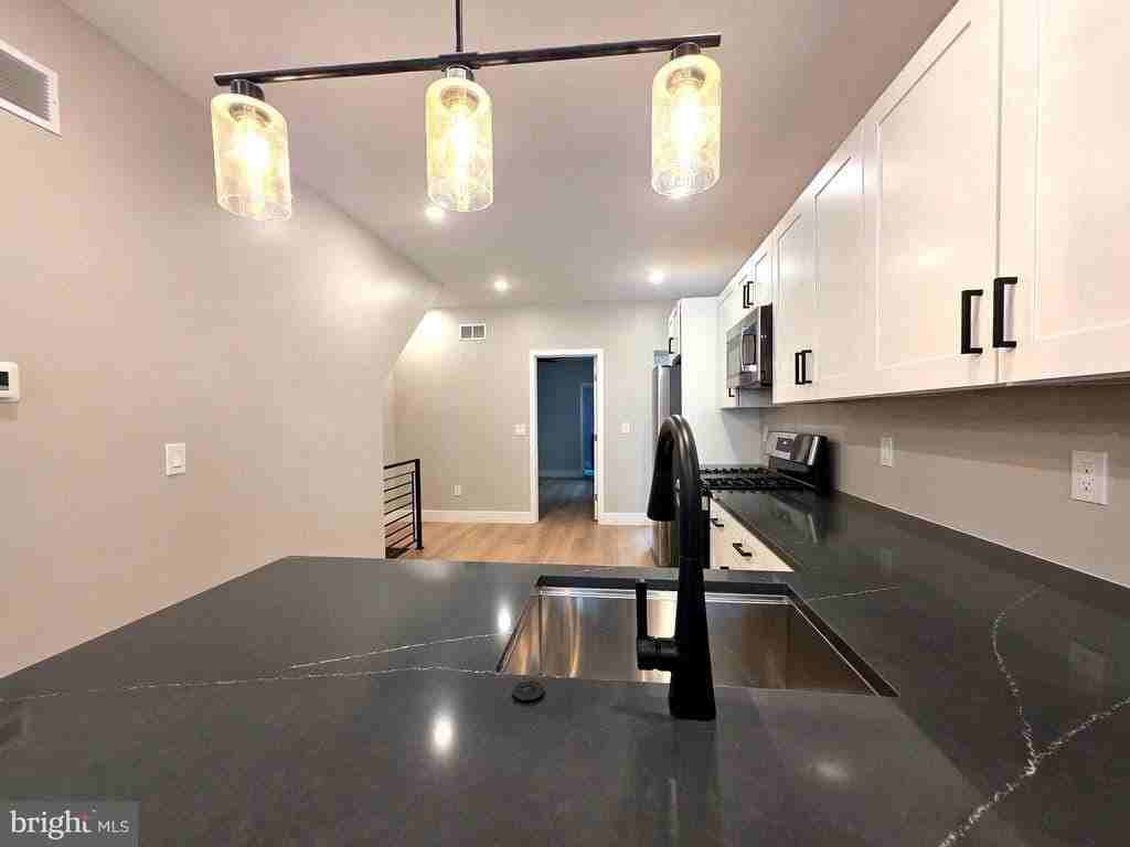 1324 S 9th St - Photo 3 of 11