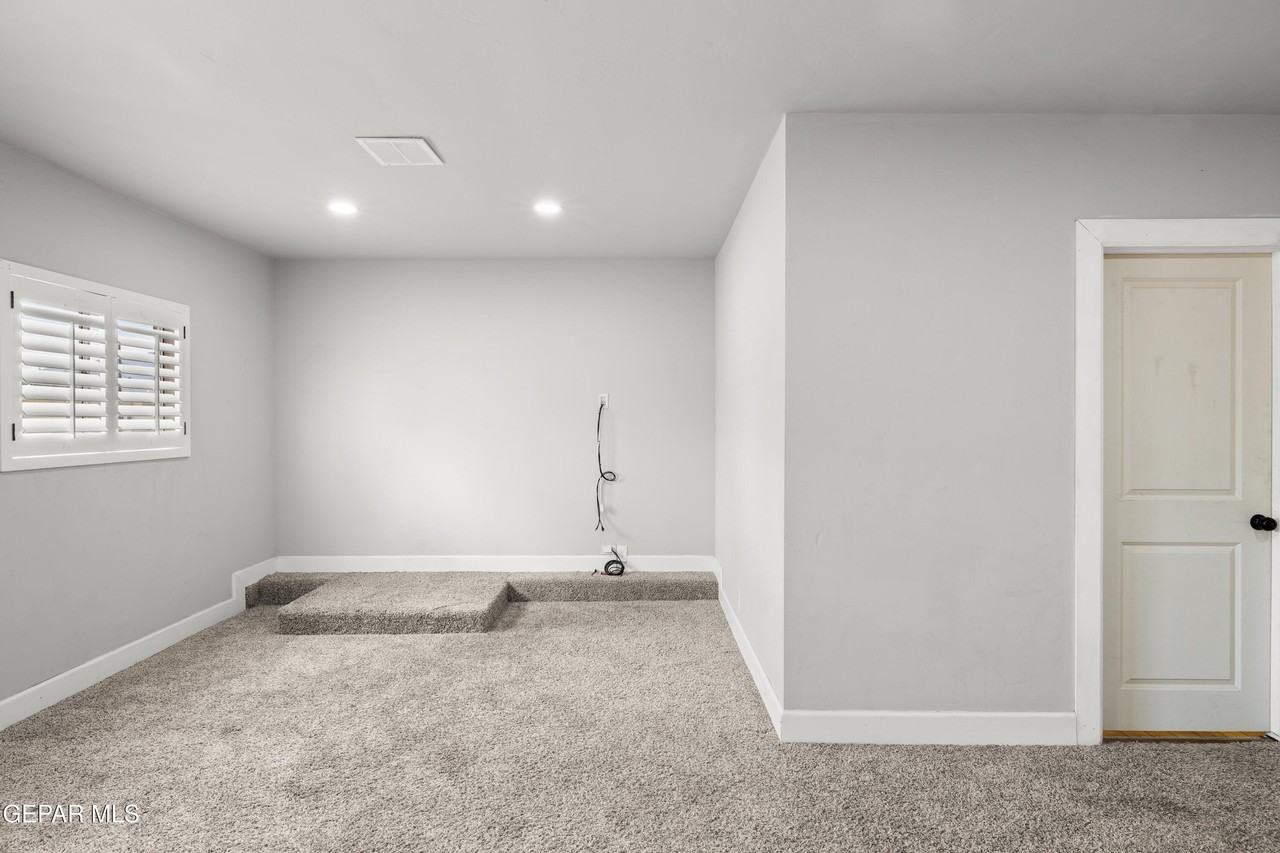 5409 Edmonton Ave - Photo 5 of 30