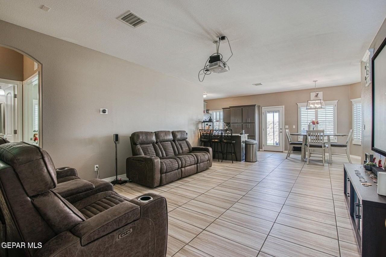 13665 Holbeck St - Photo 5 of 31