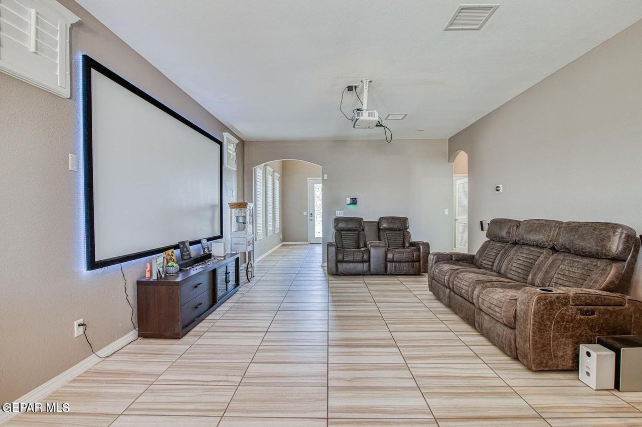 13665 Holbeck St - Photo 7 of 31