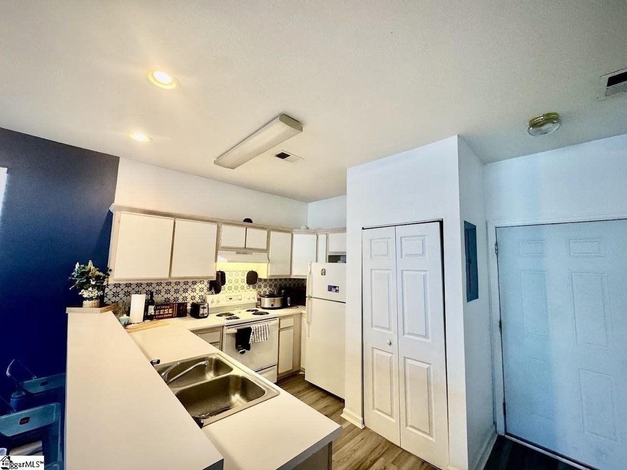 1290 River Oaks Dr - Photo 3 of 12