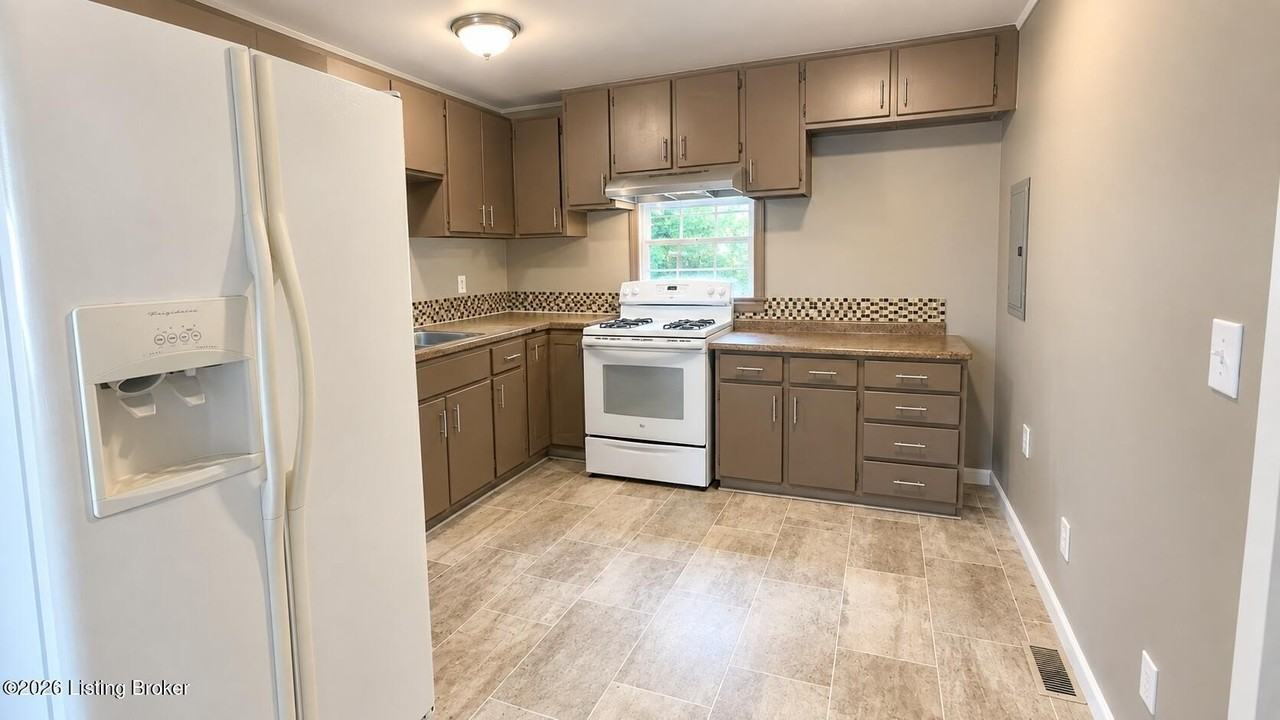 111 Kenwood Ave - Photo 5 of 5