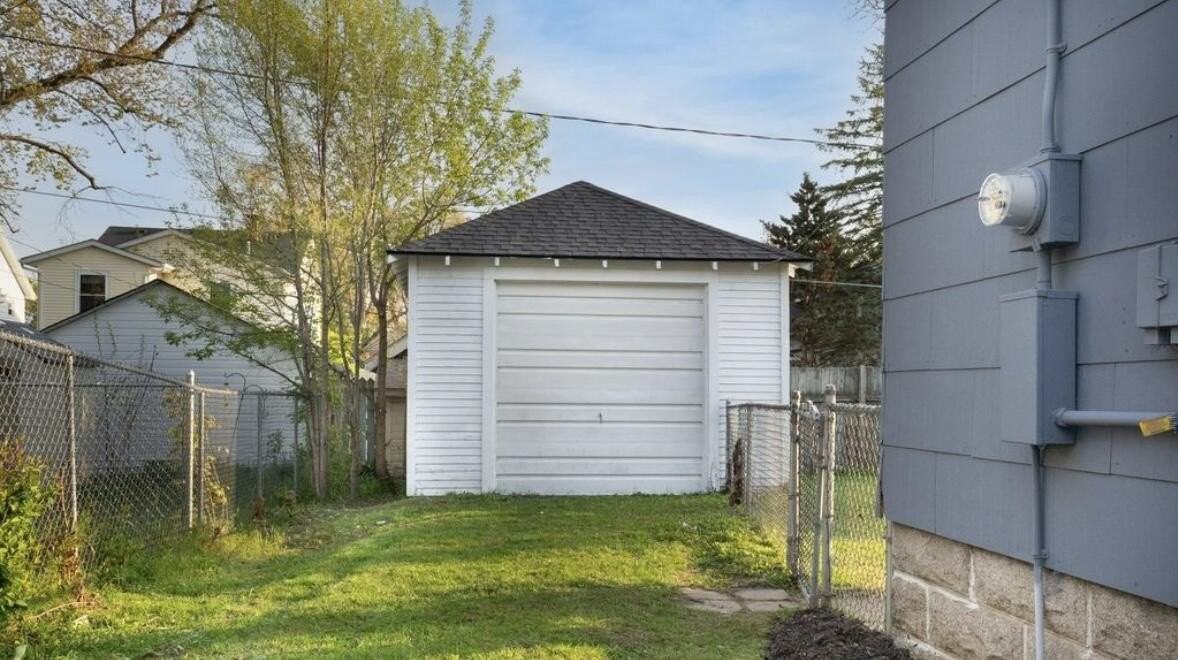 1047 Fountain St Ne - Photo 3 of 30