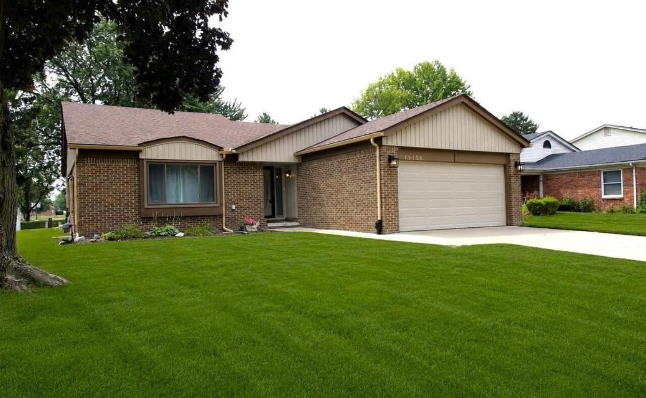 15158 Congress Dr - Photo 2 of 8