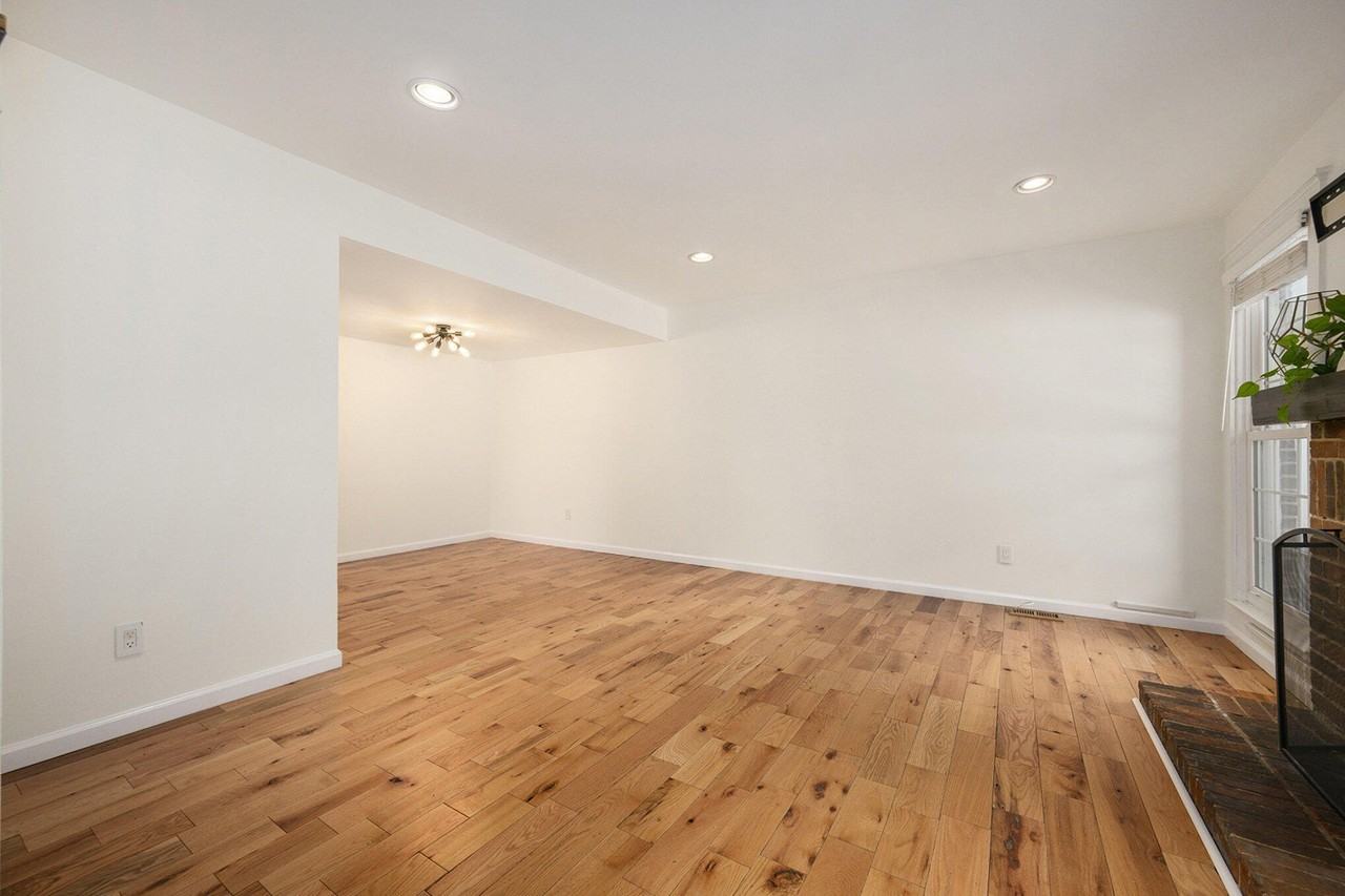 42198 Roscommon St - Photo 3 of 18