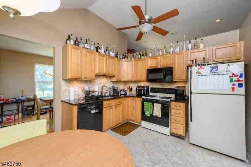 60 Waugh Ct - Photo 4 of 20