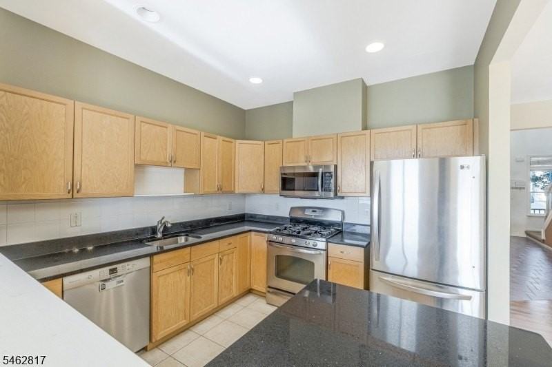 370 Summerhill Dr - Photo 3 of 29