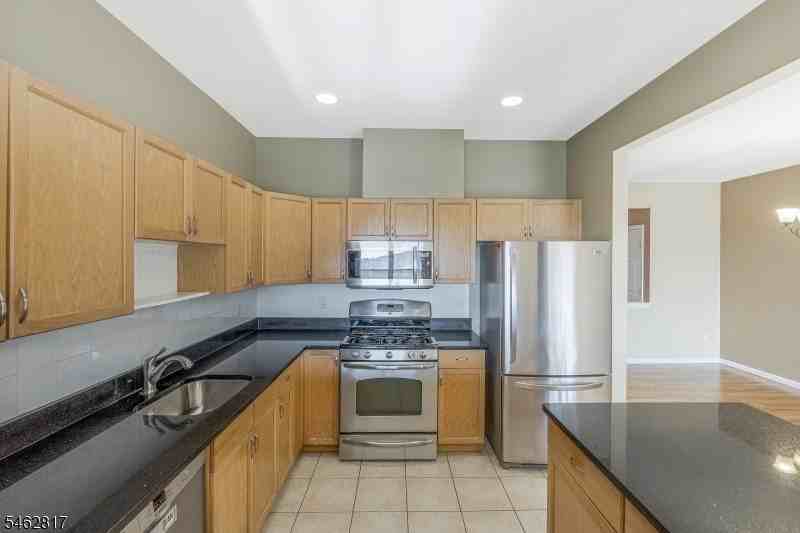 370 Summerhill Dr - Photo 4 of 29