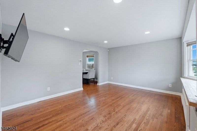 635 Robinson Ter - Photo 3 of 24