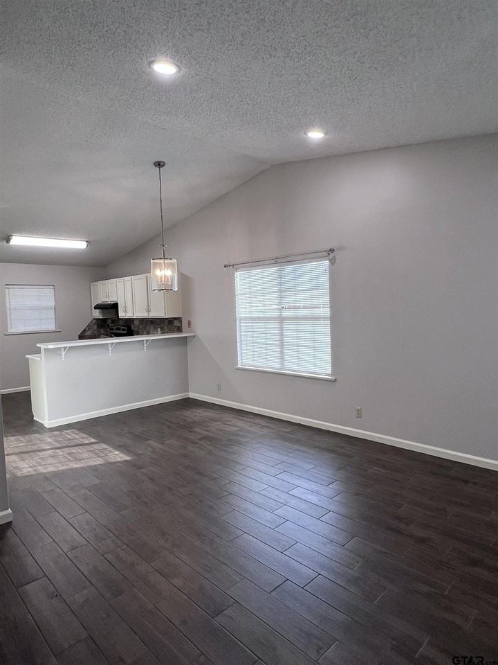 3425 Lexington Dr - Photo 2 of 9