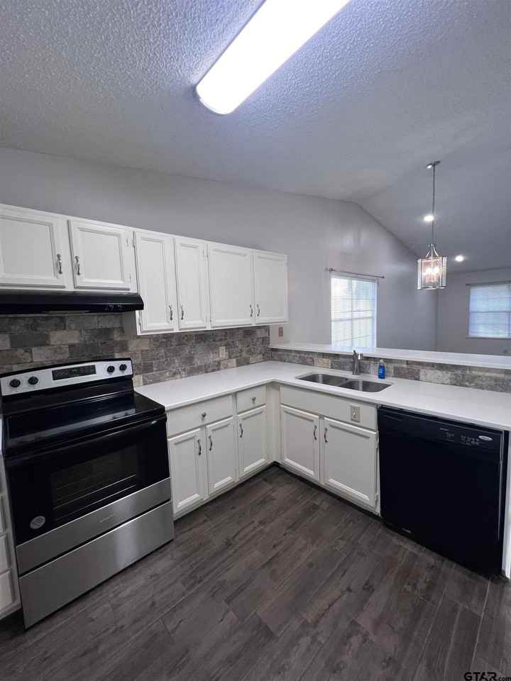 3425 Lexington Dr - Photo 3 of 9