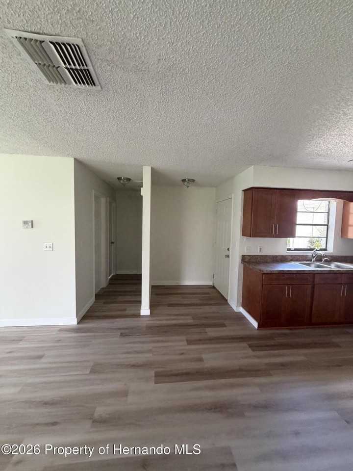 10304 Walton St - Photo 7 of 11