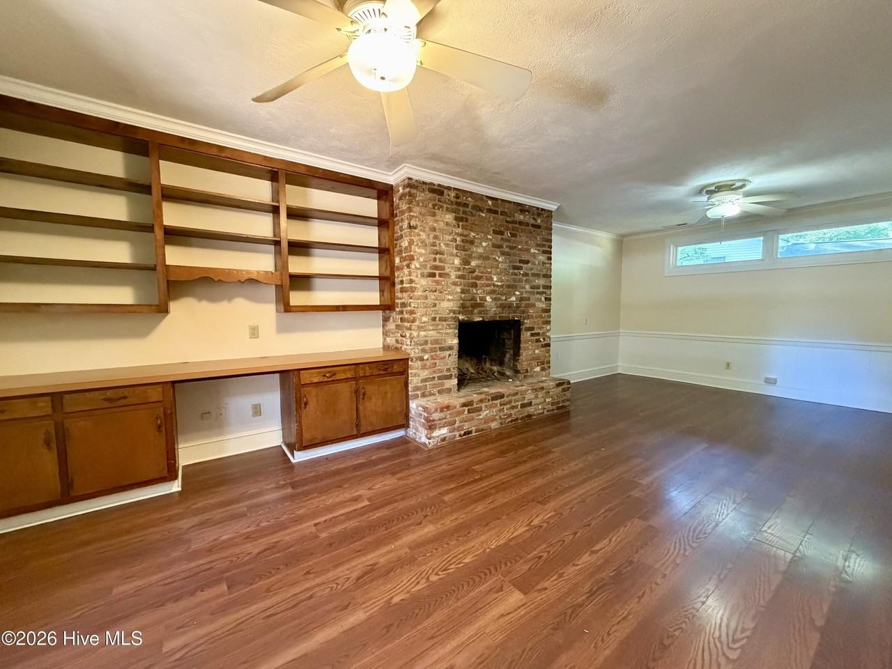 915 Se Greenville Blvd - Photo 2 of 28