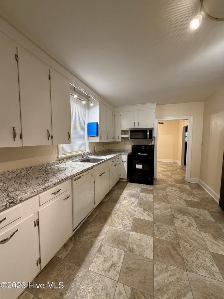 915 Se Greenville Blvd - Photo 5 of 28