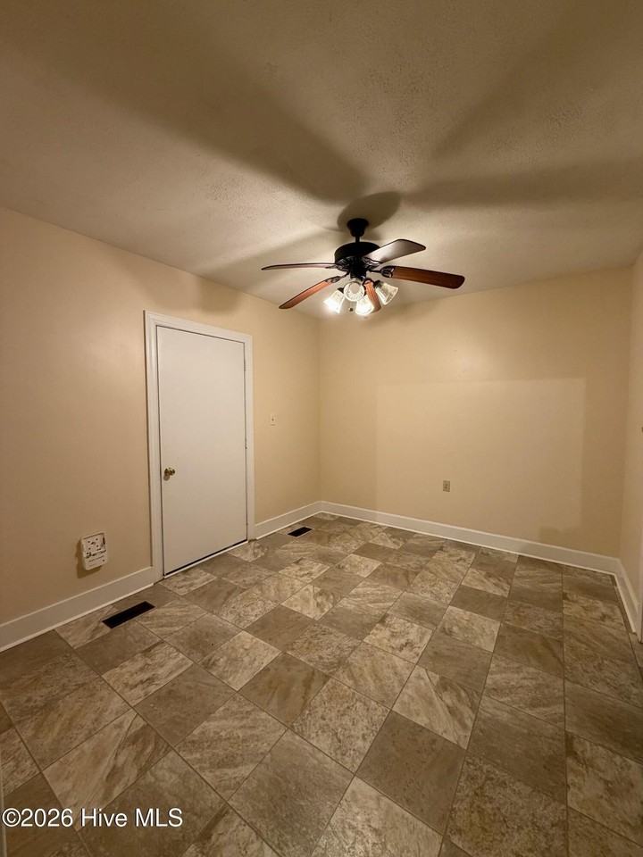 915 Se Greenville Blvd - Photo 7 of 28