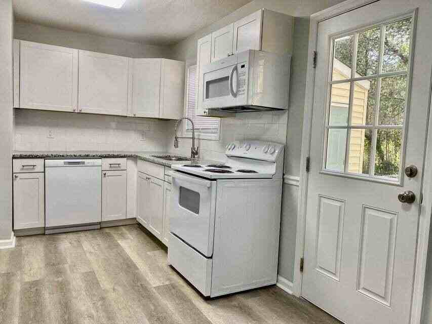 9 Rita Ct - Photo 3 of 11
