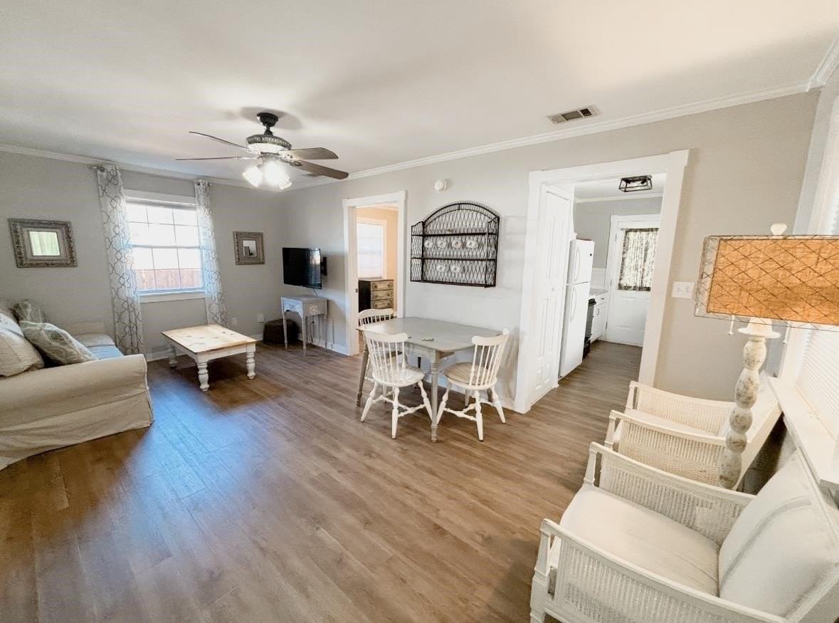 207 E College St - Photo 2 of 11