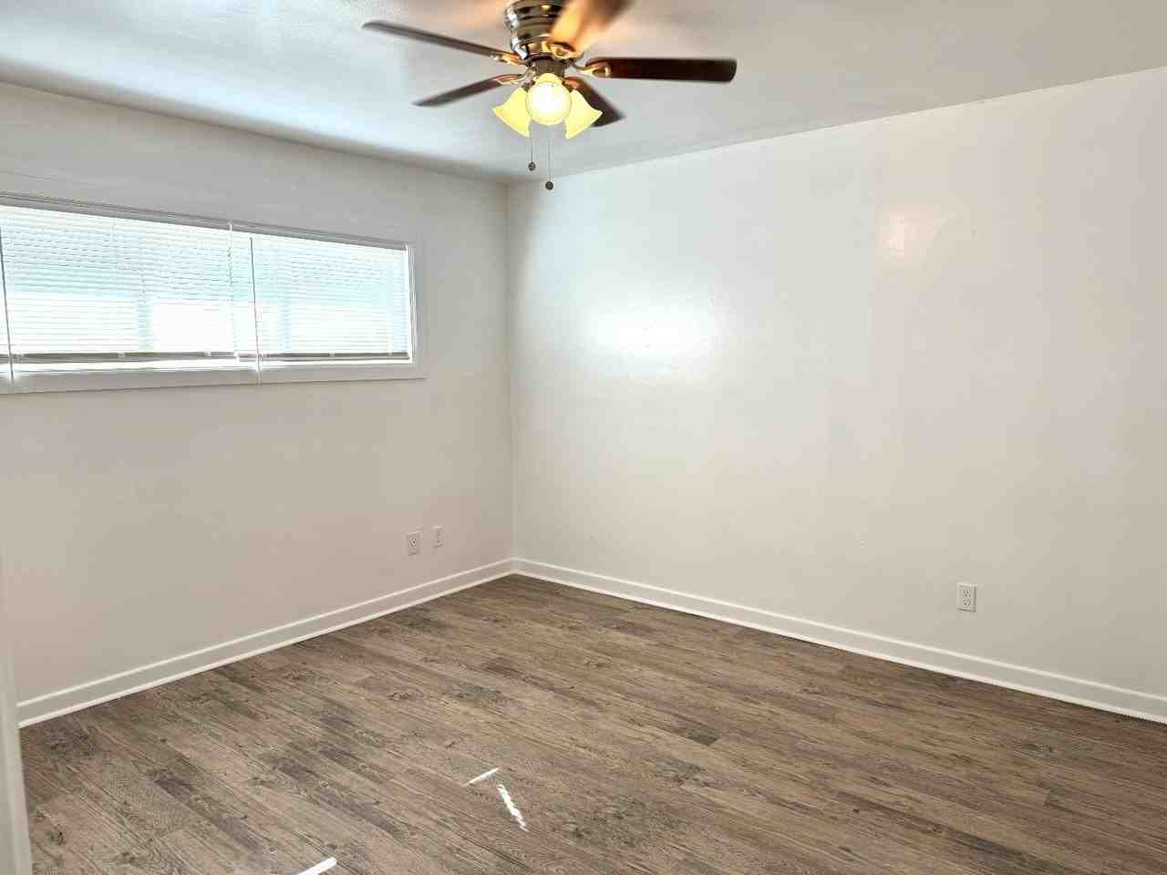 2109 35th St #B - Photo 5 of 7
