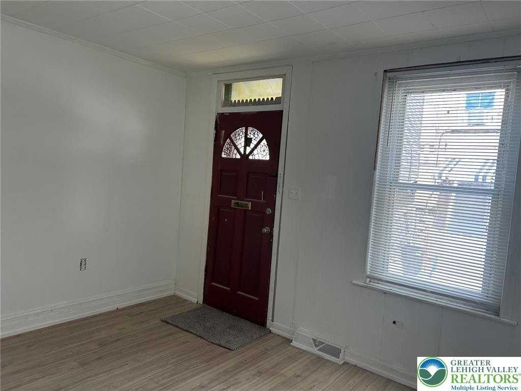 746 Laufer St - Photo 3 of 20