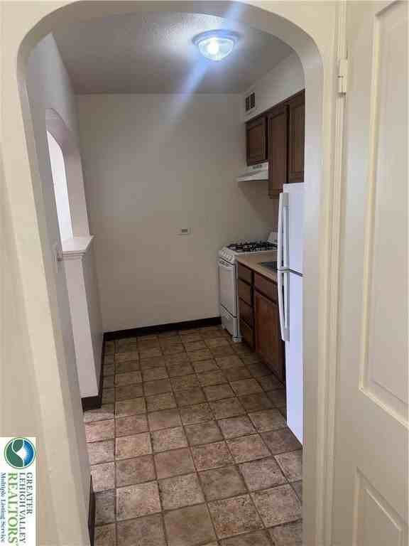 215 W Broad St #7 - Photo 5 of 12