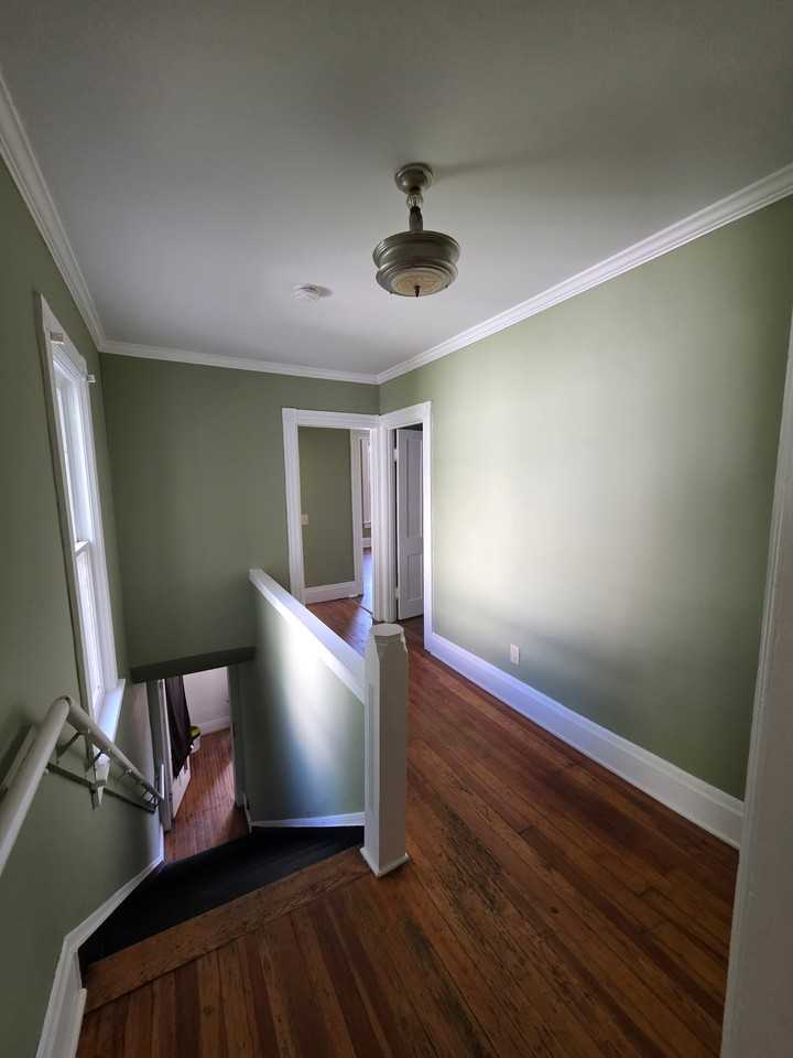 519 Swan St Uppr - Photo 3 of 10