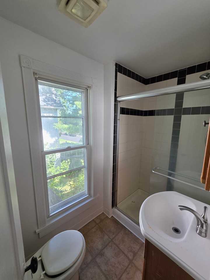 519 Swan St Uppr - Photo 7 of 10