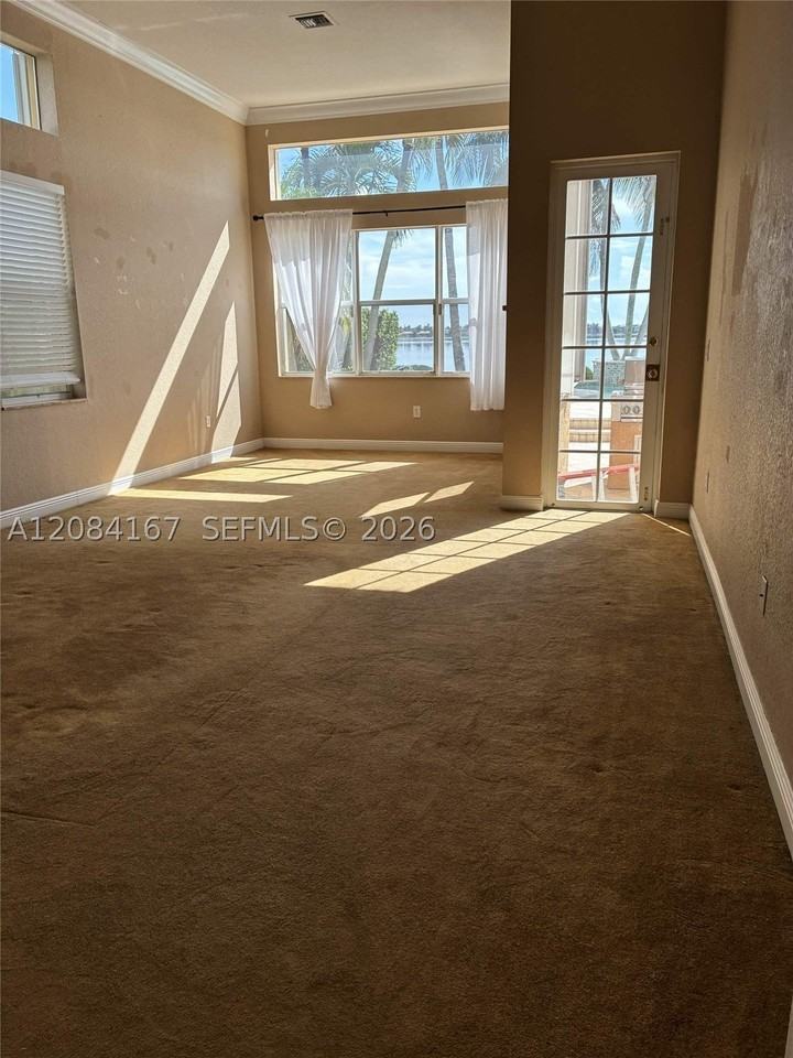 4607 Sw 195th Ter - Photo 4 of 33