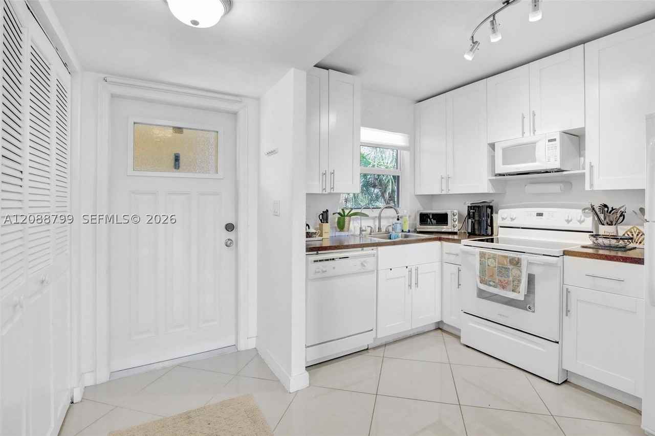 8400 Sunrise Lakes Blvd #312 - Photo 5 of 28