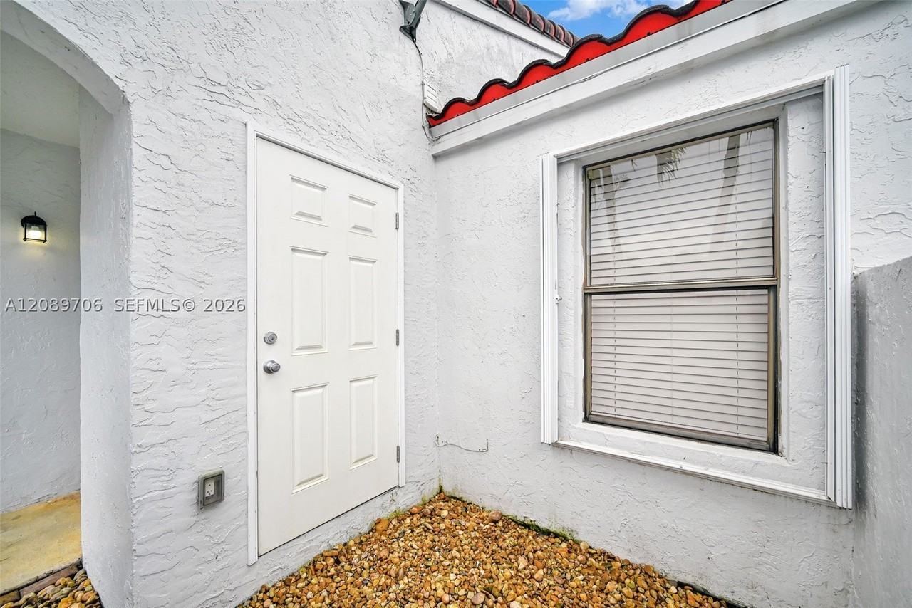 2414 San Remo Cir - Photo 4 of 43