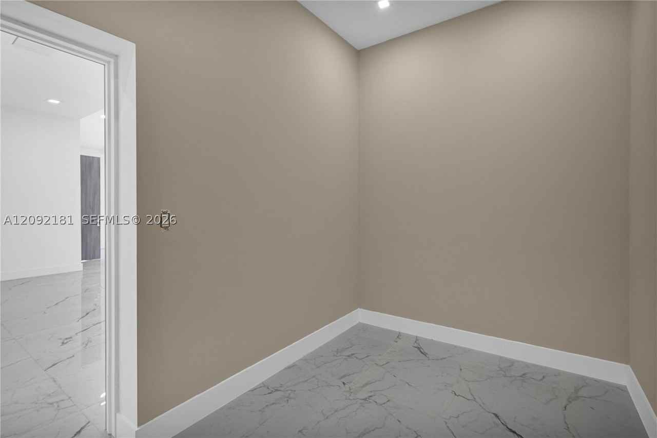 9505 Sw 67th Ave - Photo 5 of 29