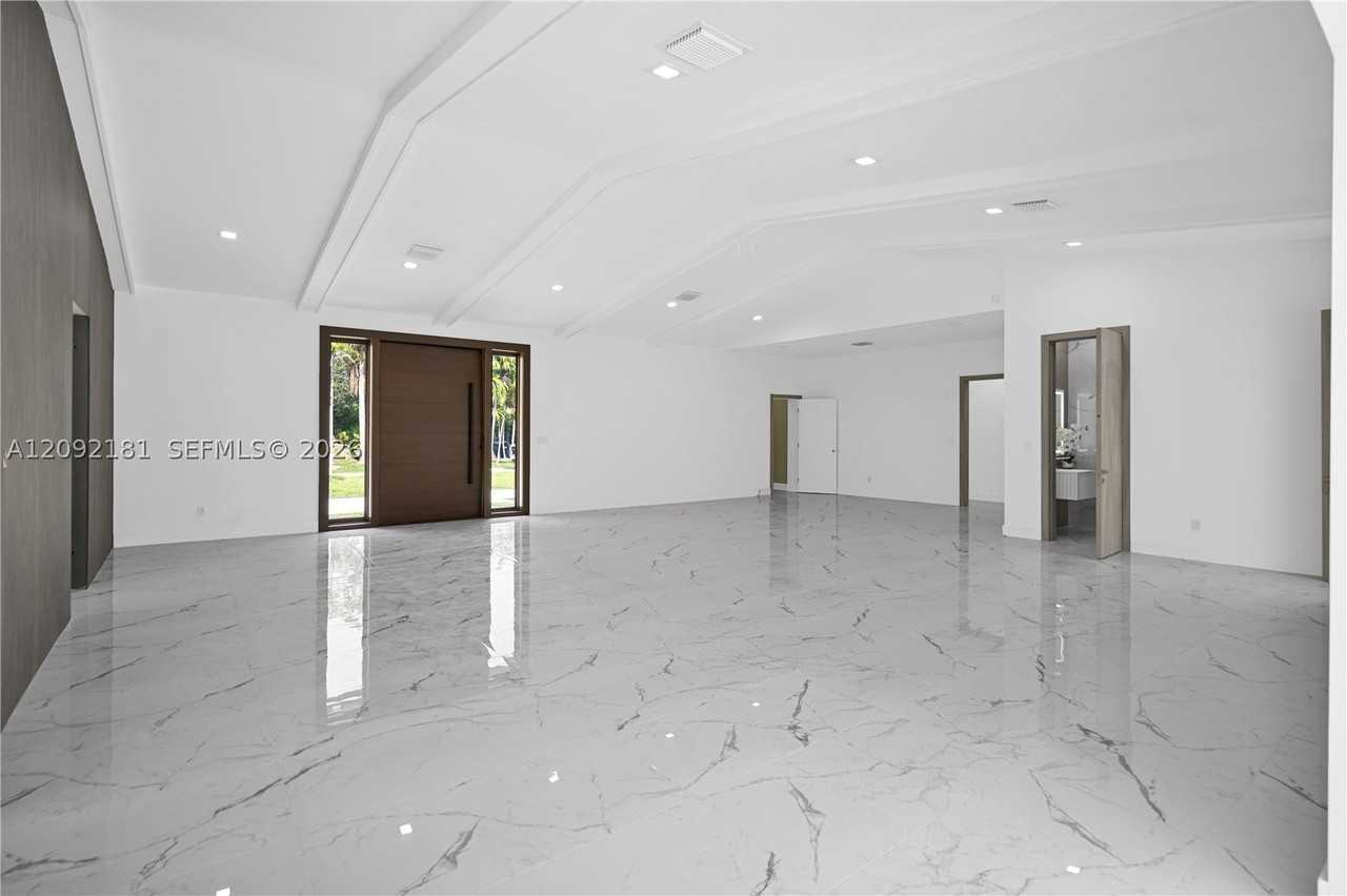 9505 Sw 67th Ave - Photo 7 of 29